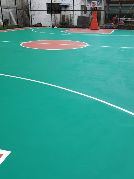 和舍镇 球场长期使用易出现地面开裂